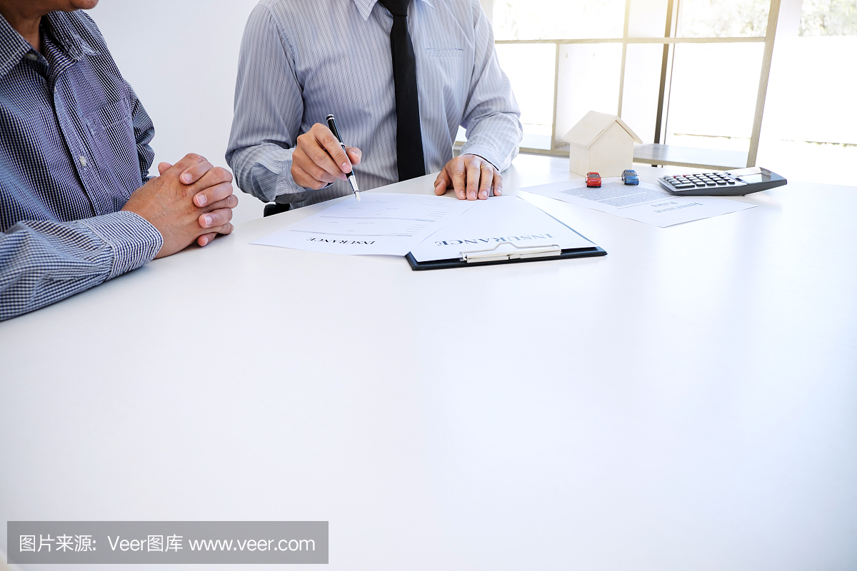 汽車和房屋保險的概念,經(jīng)紀(jì)人向客戶提出和咨詢決策簽訂保險表格協(xié)議,房屋和房屋模型